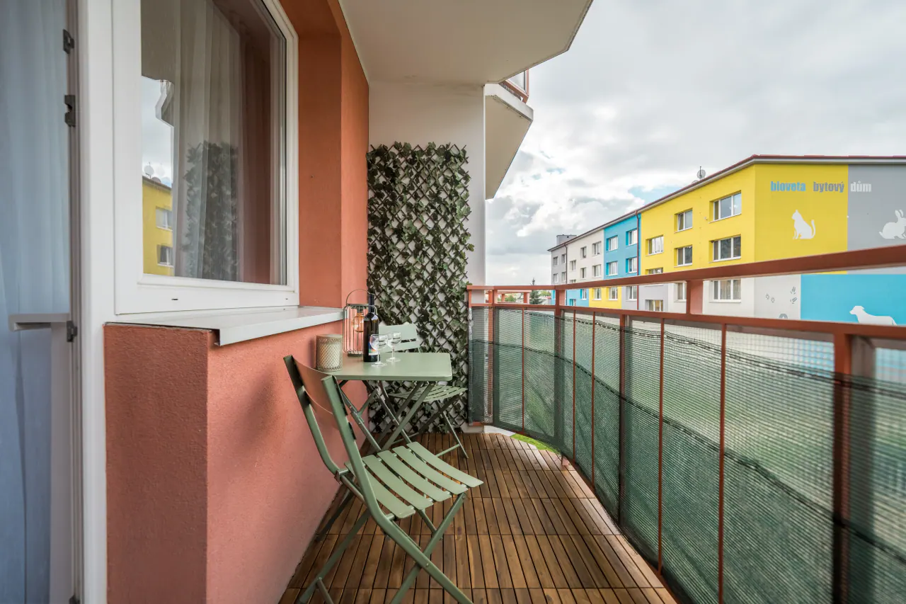 Balkon se stolkem a židlemi