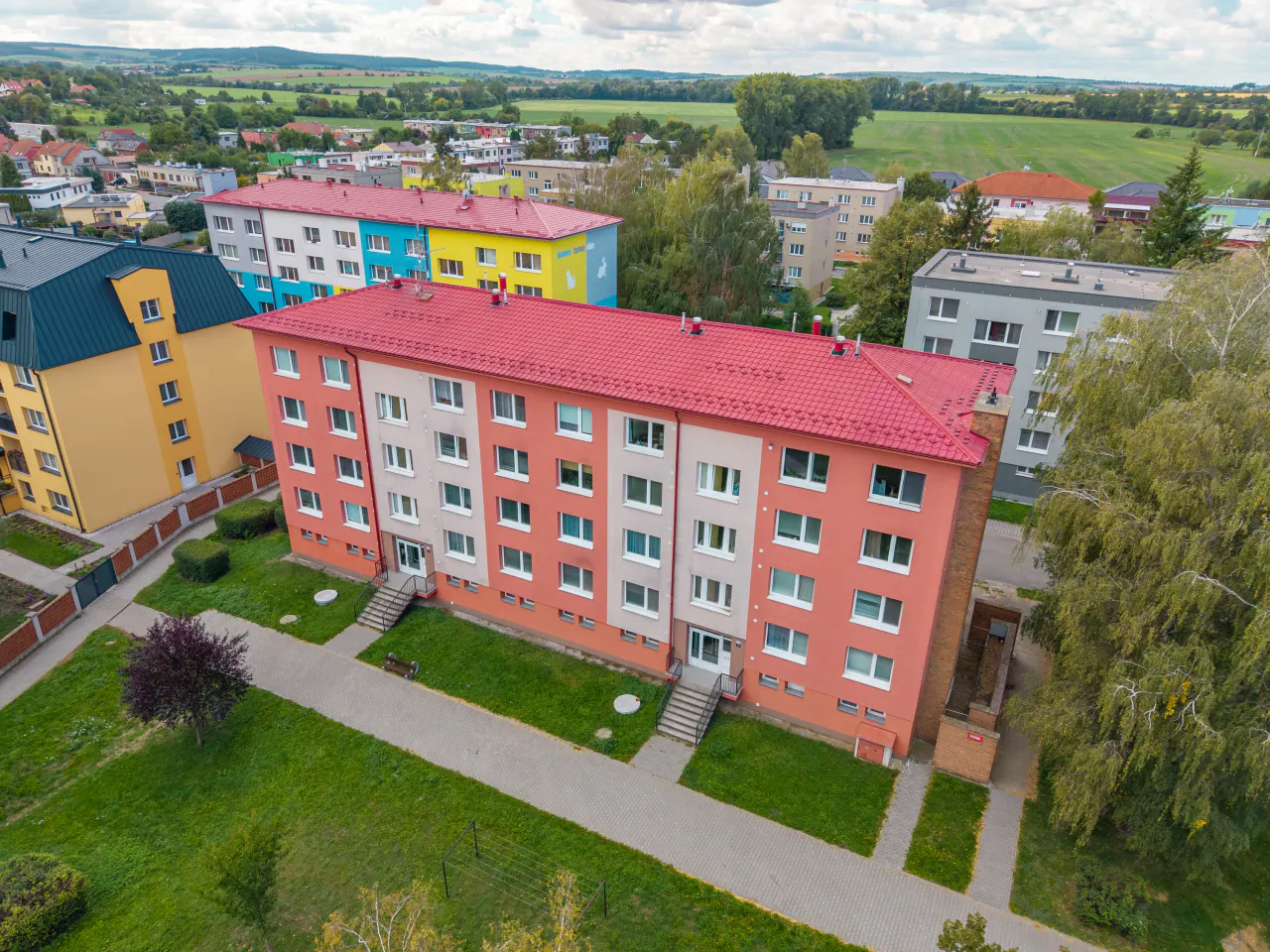 Letecký pohled na dům a okolní zástavbu